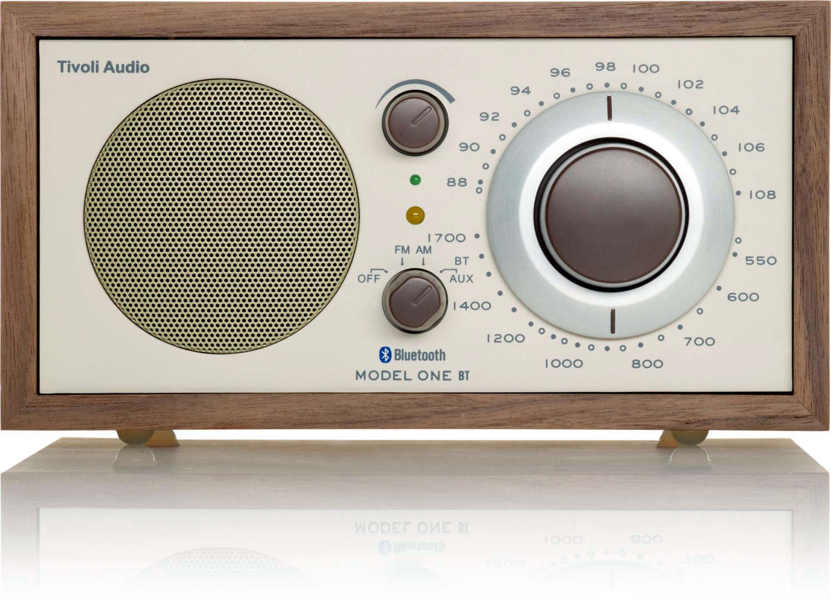 Front view of the walnut and beige radio with its dial scale and three knobs